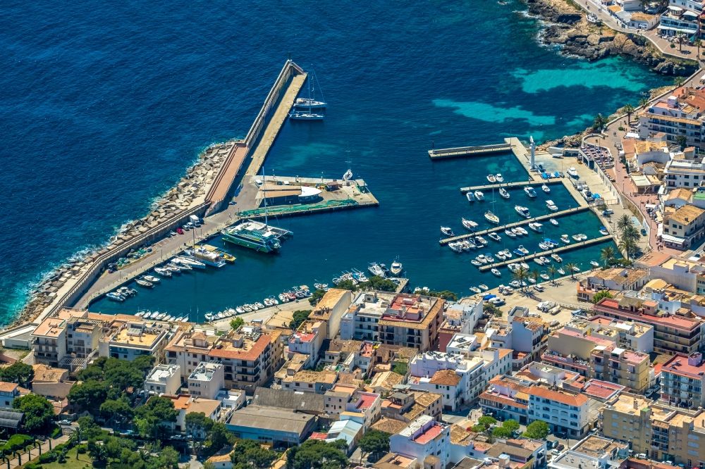 Es Pelats von oben - Hafenanlagen an der Meeres- Küste des Hafen Cala Rajada in Es Pelats in Balearische Insel Mallorca, Spanien