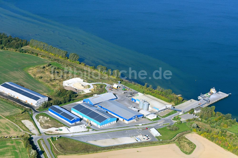 Luftaufnahme Vierow - Hafenanlagen an der Meeres- Küste der Ostsee in Vierow im Bundesland Mecklenburg-Vorpommern, Deutschland