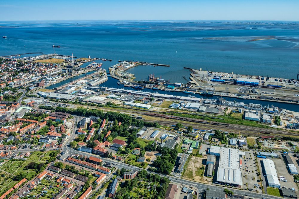Luftbild Cuxhaven - Hafenanlagen an der Mündung des Fluss Elbe in Cuxhaven im Bundesland Niedersachsen, Deutschland