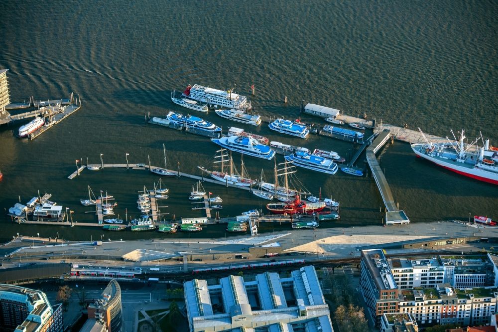 Hamburg von oben - Hafenanlagen des Niederhafen mit dem Feuerschiff und Ausflugsbooten am Ufer des Flußverlaufes der Elbe in Hamburg, Deutschland