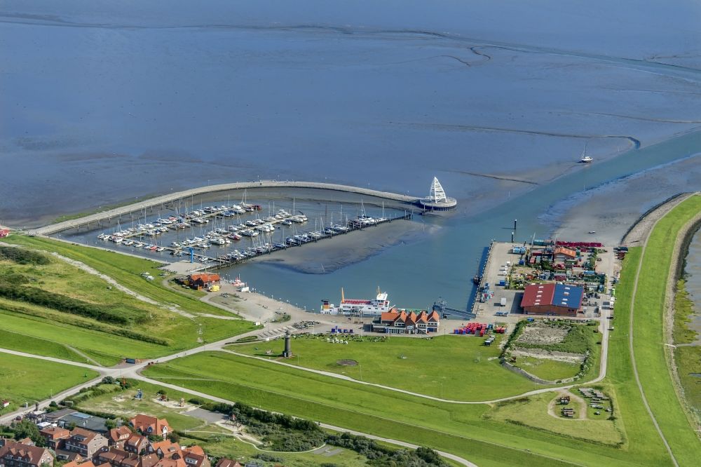 Juist von oben - Hafenanlagen der Nordseeinsel Juist im Bundesland Niedersachsen