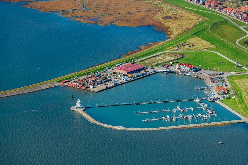 Juist aus der Vogelperspektive: Hafenanlagen der Nordseeinsel Juist im Bundesland Niedersachsen