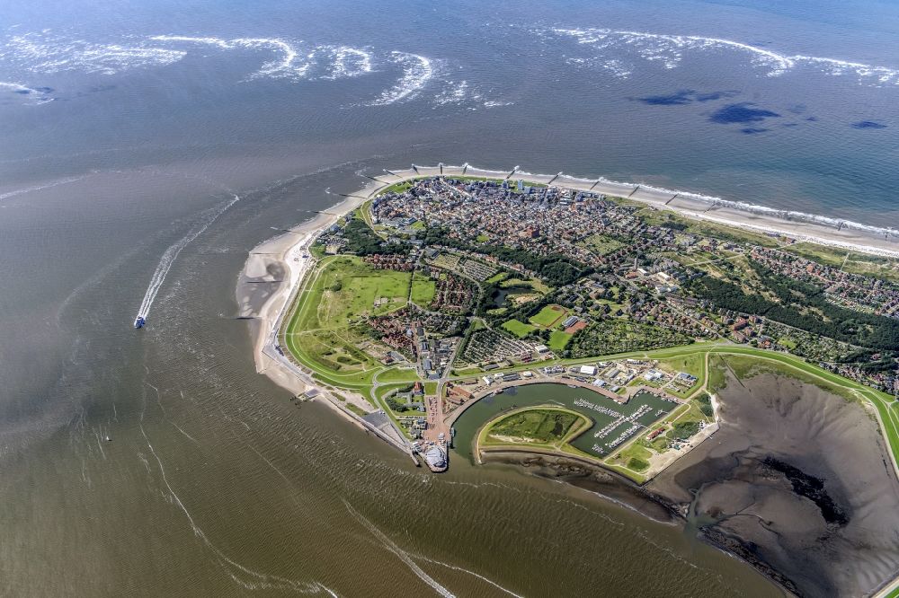 Norderney von oben - Hafenanlagen der ostfiesischen Insel Norderney im Bundesland Niedersachsen