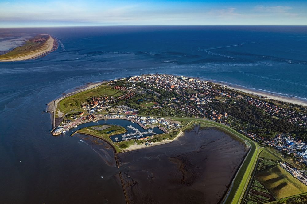 Norderney aus der Vogelperspektive: Hafenanlagen der ostfiesischen Insel Norderney im Bundesland Niedersachsen