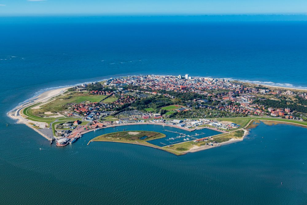Norderney aus der Vogelperspektive: Hafenanlagen der ostfiesischen Insel Norderney im Bundesland Niedersachsen