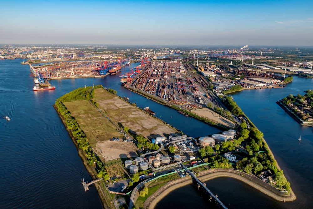 Hamburg aus der Vogelperspektive: Hafenanlagen Petroliumhafen am Ufer des Hafenbeckens Waltershof in Hamburg, Deutschland