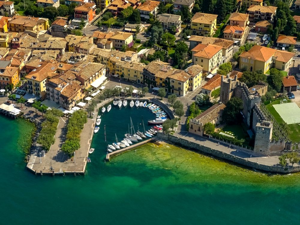 Luftaufnahme Torri del Benaco - Hafenanlagen Porticciolo von Torri del Benaco in Veneto, Italien