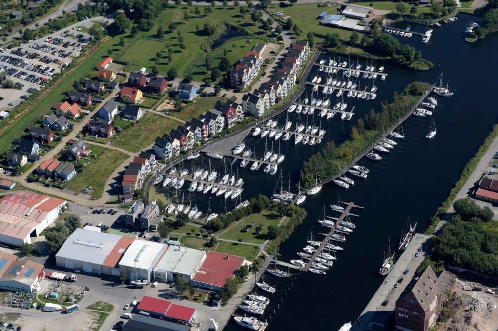 Luftaufnahme Greifswald - Hafenanlagen des Ryck nahe dem Marina Yachtzentrum in Greifswald im Bundesland Mecklenburg-Vorpommern