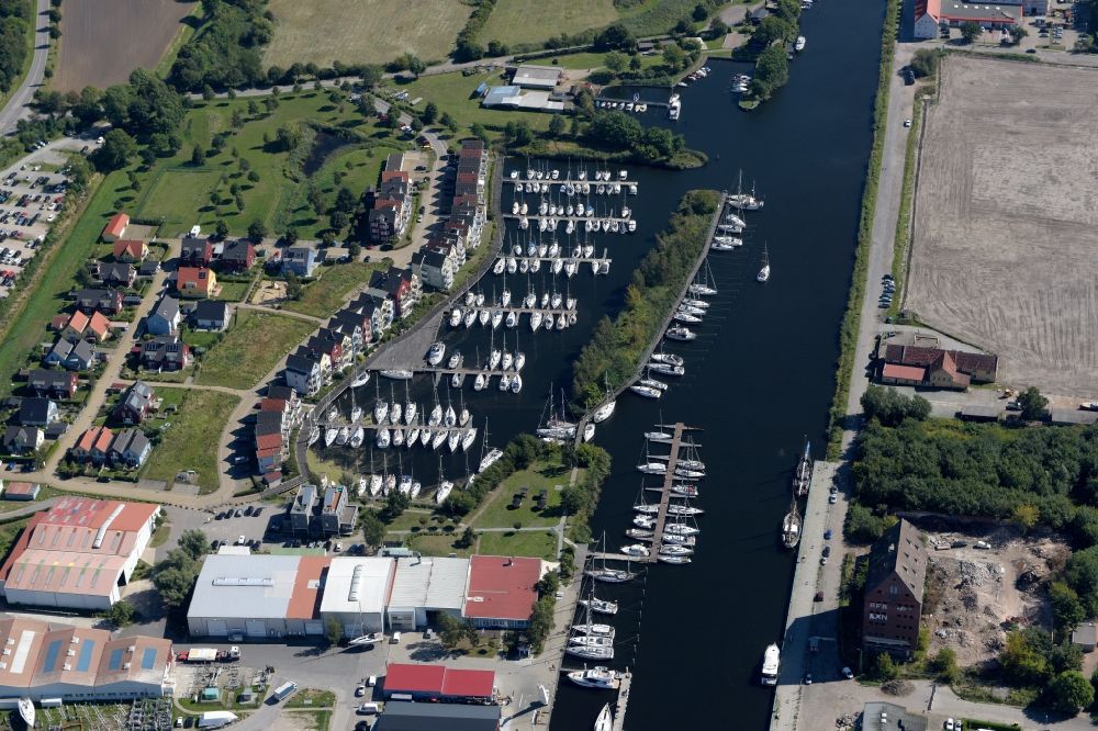 Greifswald von oben - Hafenanlagen des Ryck nahe dem Marina Yachtzentrum in Greifswald im Bundesland Mecklenburg-Vorpommern