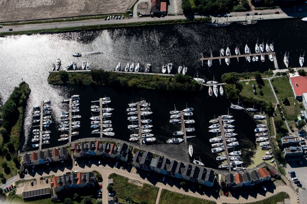 Greifswald aus der Vogelperspektive: Hafenanlagen des Ryck nahe dem Marina Yachtzentrum in Greifswald im Bundesland Mecklenburg-Vorpommern