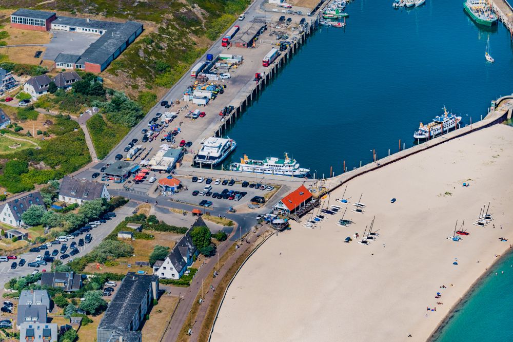Luftbild Sylt - Hafenanlagen mit den Schiffen Adler Cat Adler IV an der Meeres- Küste der Nordsee- Insel Sylt im Bundesland Schleswig-Holstein, Deutschland