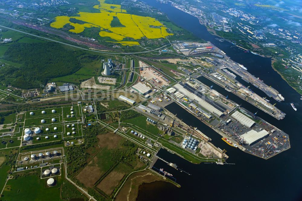 Luftaufnahme Rostock - Hafenanlagen des Seehafen in Rostock im Bundesland Mecklenburg-Vorpommern, Deutschland