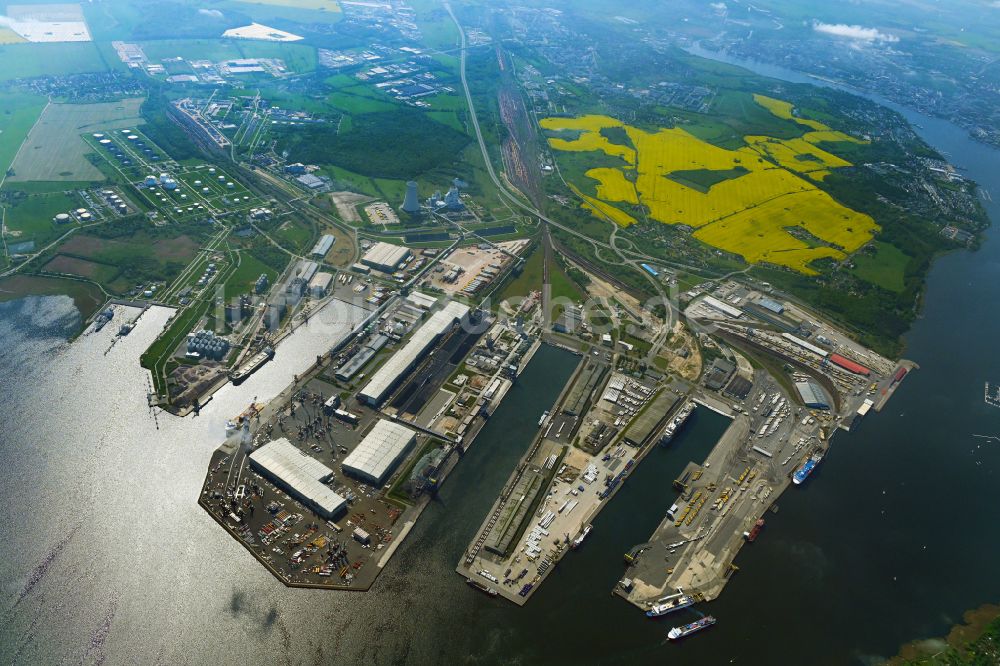 Luftaufnahme Rostock - Hafenanlagen des Seehafen in Rostock im Bundesland Mecklenburg-Vorpommern, Deutschland