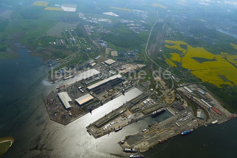 Rostock von oben - Hafenanlagen des Seehafen in Rostock im Bundesland Mecklenburg-Vorpommern, Deutschland