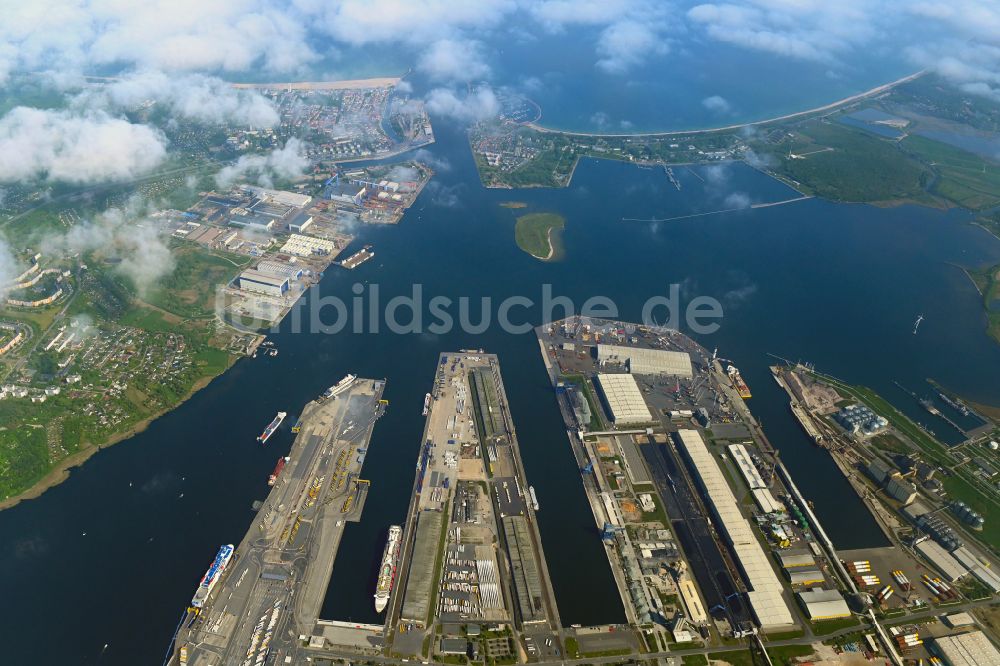 Rostock aus der Vogelperspektive: Hafenanlagen des Seehafen in Rostock im Bundesland Mecklenburg-Vorpommern, Deutschland