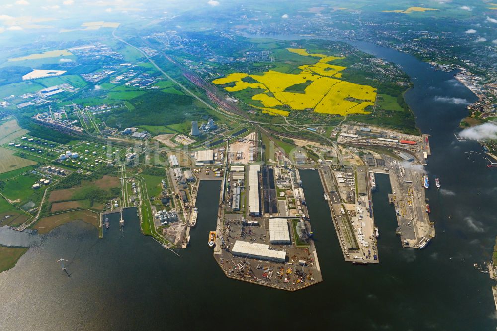 Luftbild Rostock - Hafenanlagen des Seehafen in Rostock im Bundesland Mecklenburg-Vorpommern, Deutschland