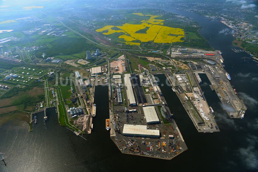 Rostock von oben - Hafenanlagen des Seehafen in Rostock im Bundesland Mecklenburg-Vorpommern, Deutschland