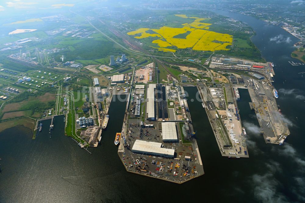 Rostock aus der Vogelperspektive: Hafenanlagen des Seehafen in Rostock im Bundesland Mecklenburg-Vorpommern, Deutschland