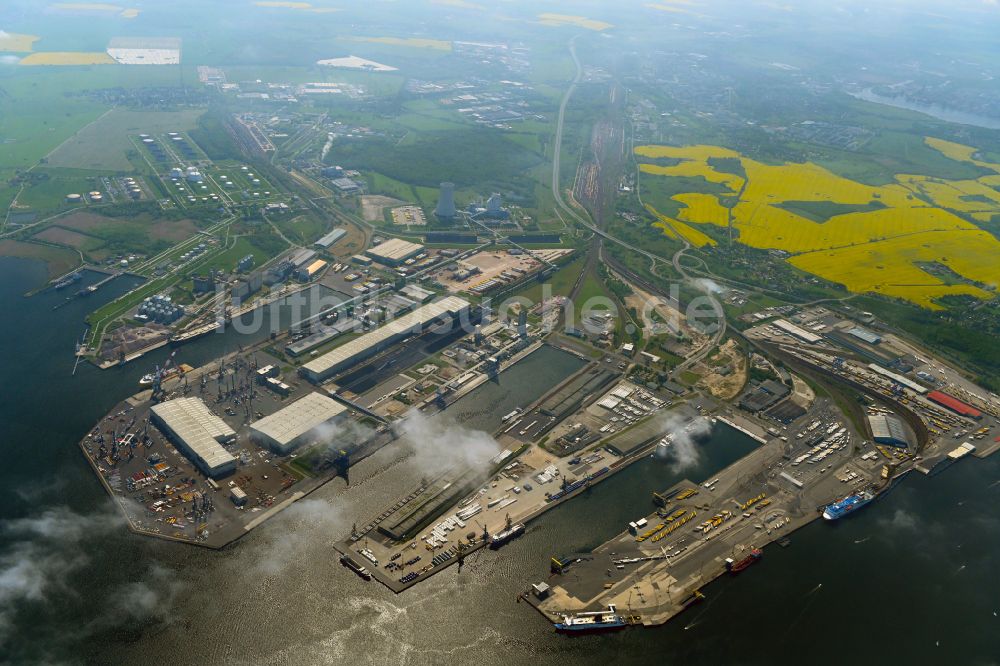 Luftbild Rostock - Hafenanlagen des Seehafen in Rostock im Bundesland Mecklenburg-Vorpommern, Deutschland