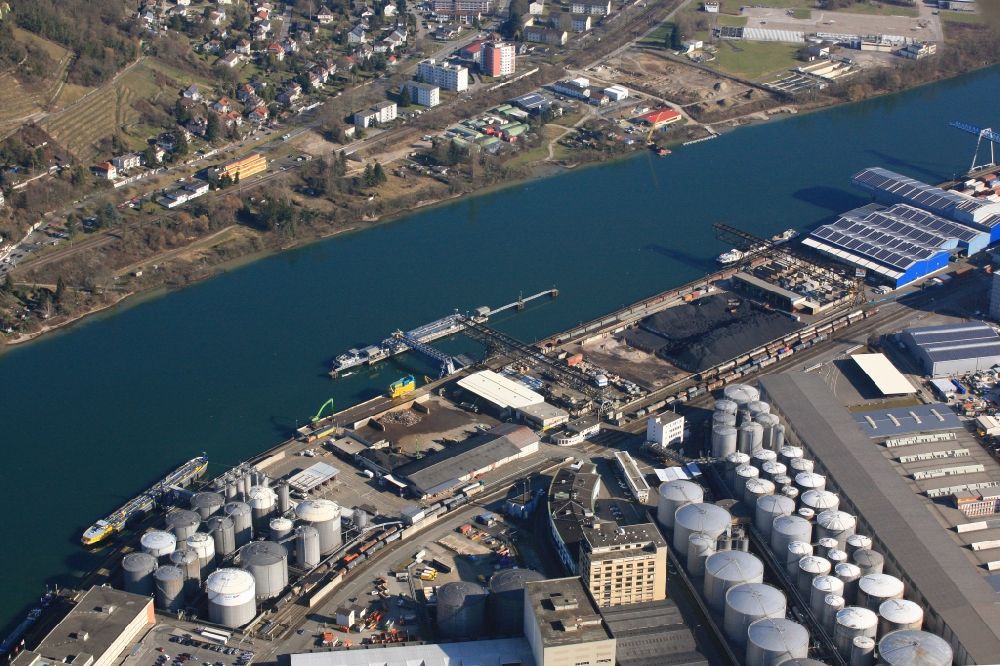 Luftbild Birsfelden - Hafenanlagen und Terminals mit Lagerhallen und Speditions und Logistikunternehmen in Birsfelden in der Schweiz