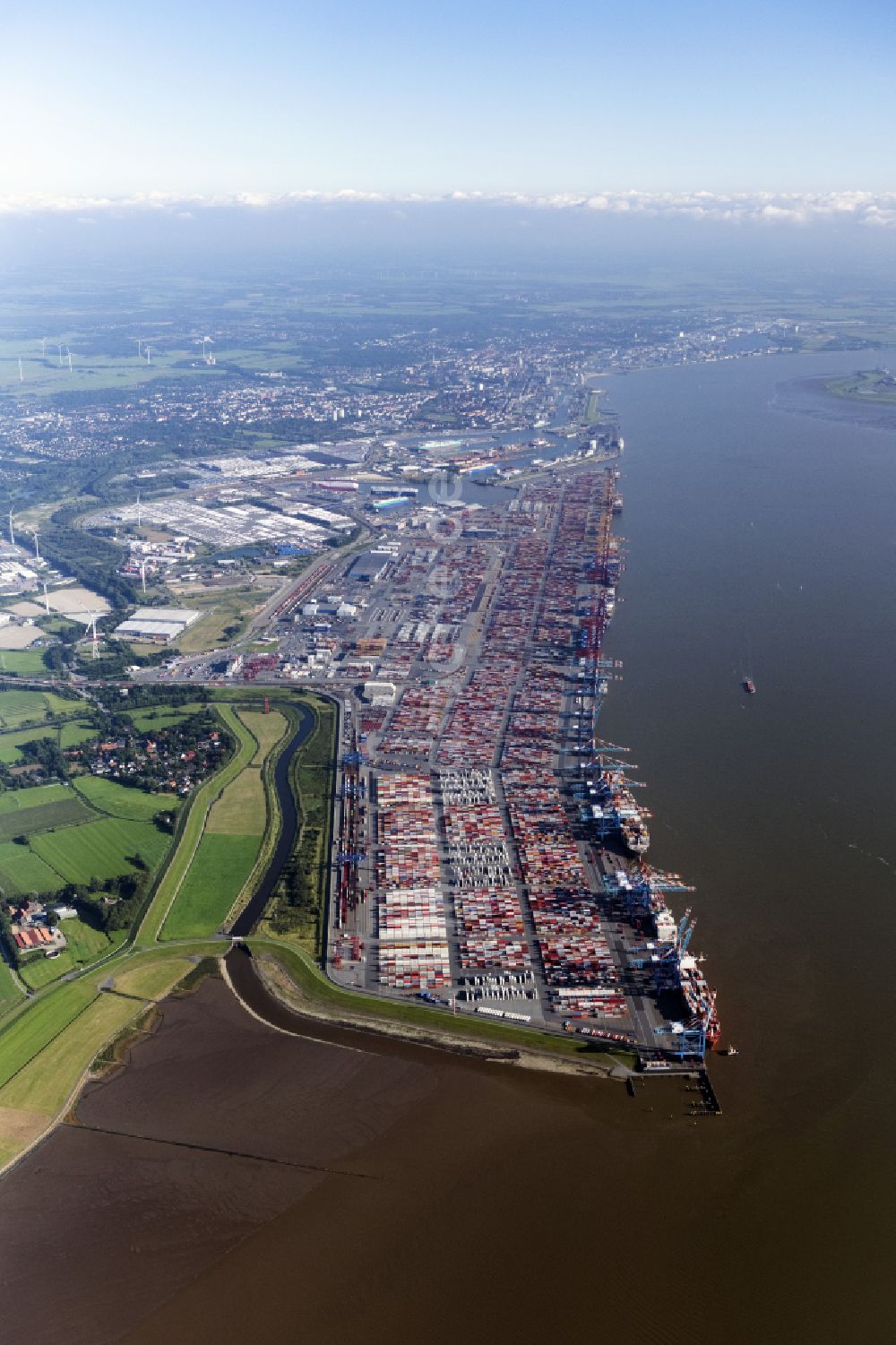 Luftbild Bremerhaven - Hafenanlagen und Terminals mit Lagerhallen und Speditions und Logistikunternehmen in Bremerhaven im Bundesland Bremen