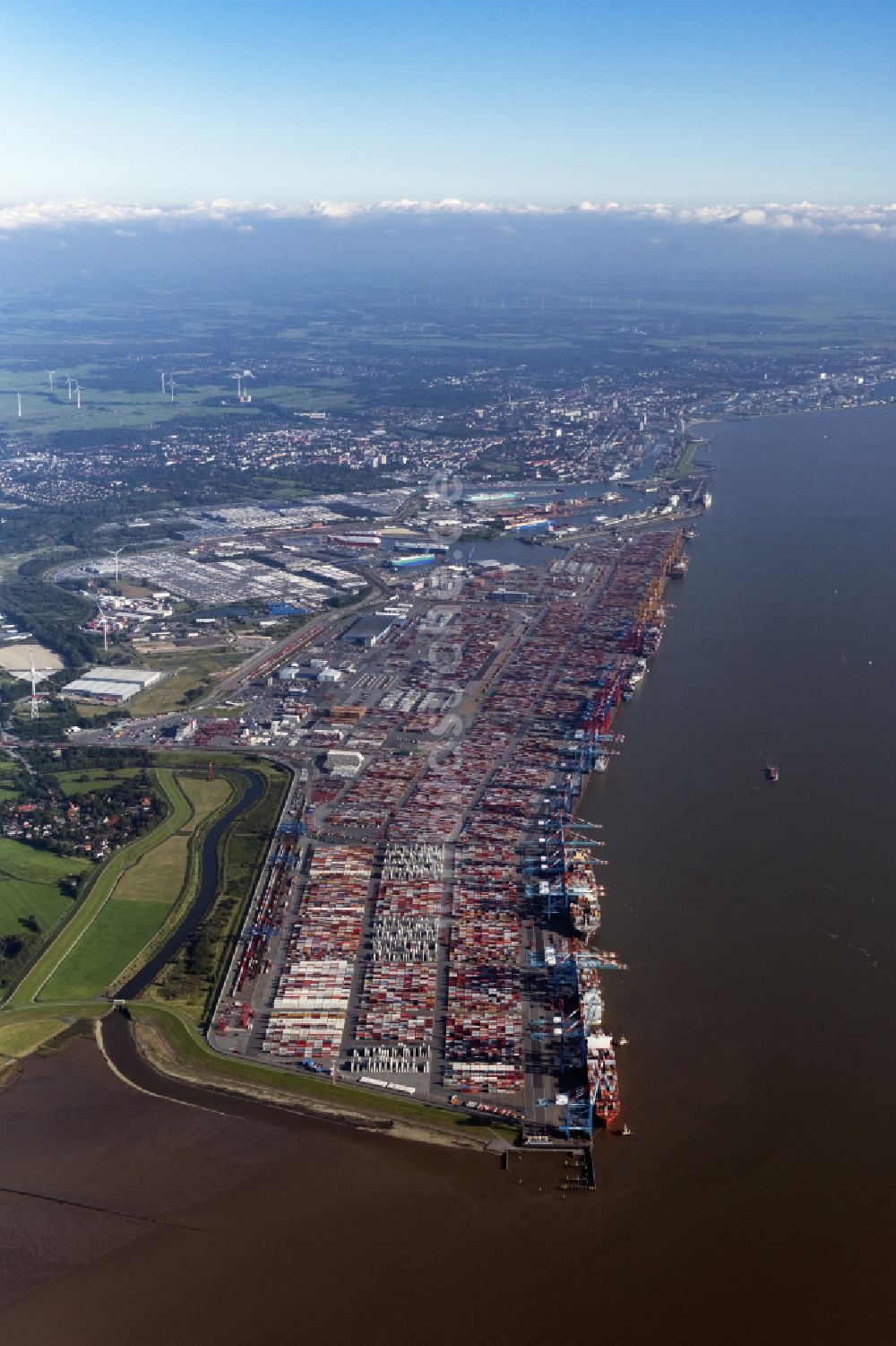 Luftaufnahme Bremerhaven - Hafenanlagen und Terminals mit Lagerhallen und Speditions und Logistikunternehmen in Bremerhaven im Bundesland Bremen