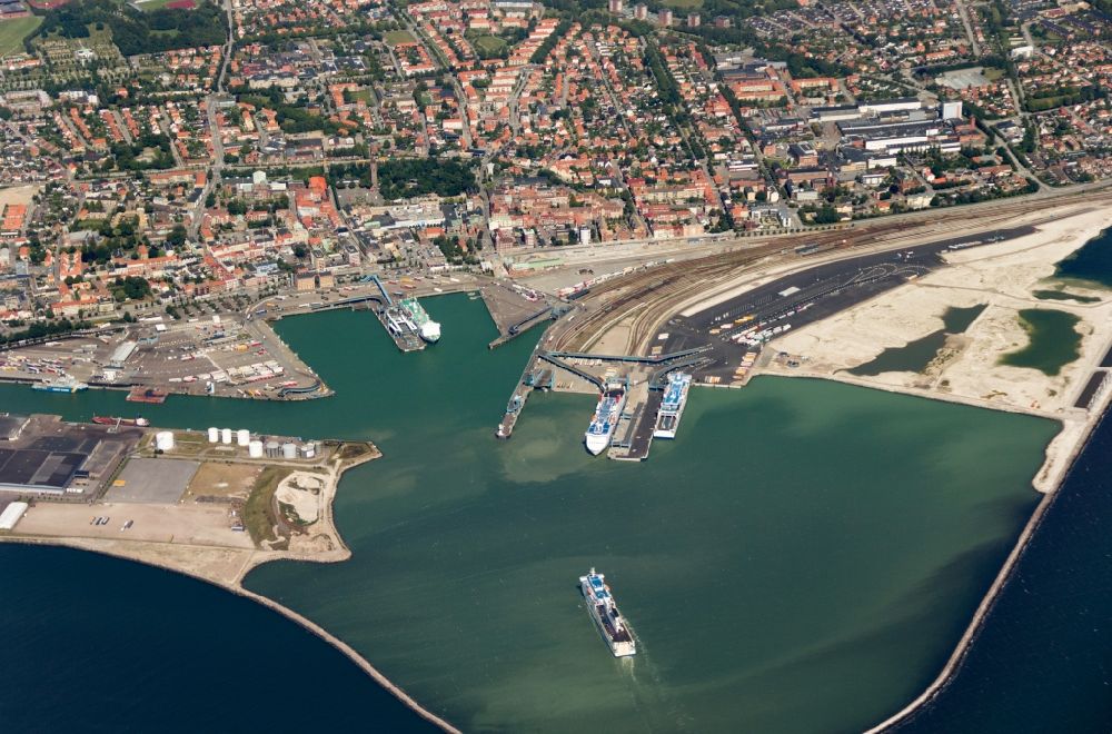 Luftaufnahme Trelleborg - Hafenanlagen und Terminals mit Lagerhallen und Speditions und Logistikunternehmen in Trelleborg in Schweden