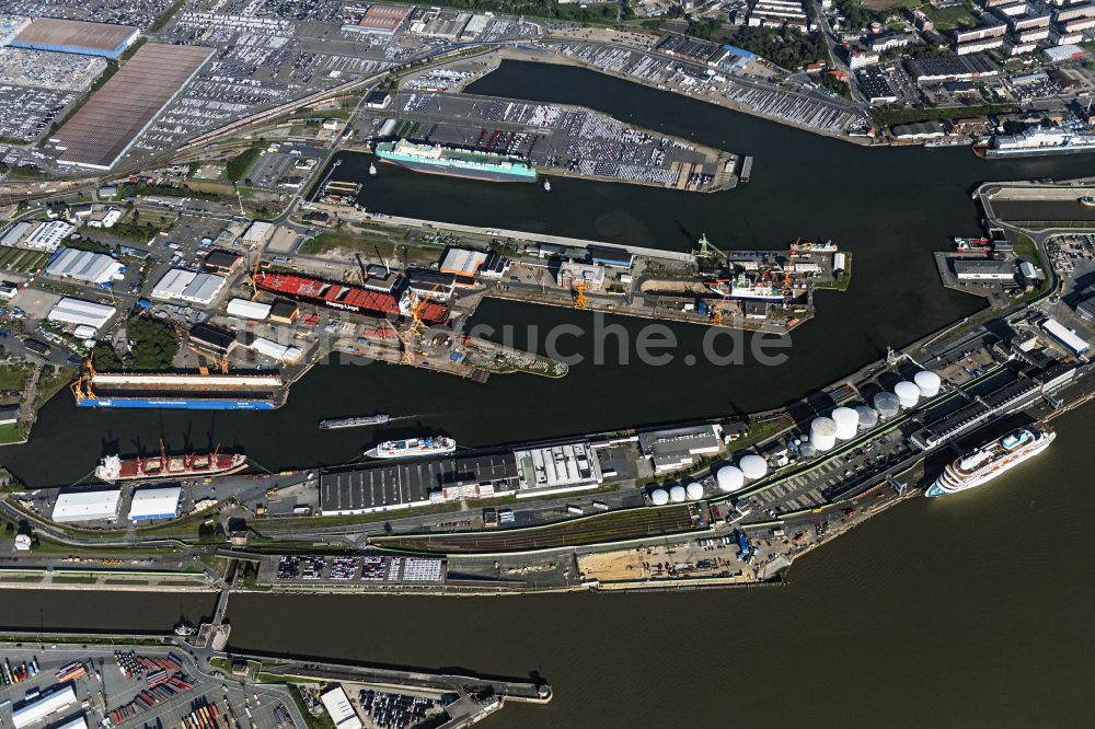 Bremerhaven von oben - Hafenanlagen und Terminals mit Lagerhallen, Speditions und Logistikunternehmen und vielen Containern im Stadtbremischen Überseehafen an der Weser- Mündung in Bremerhaven im Bundesland Bremen