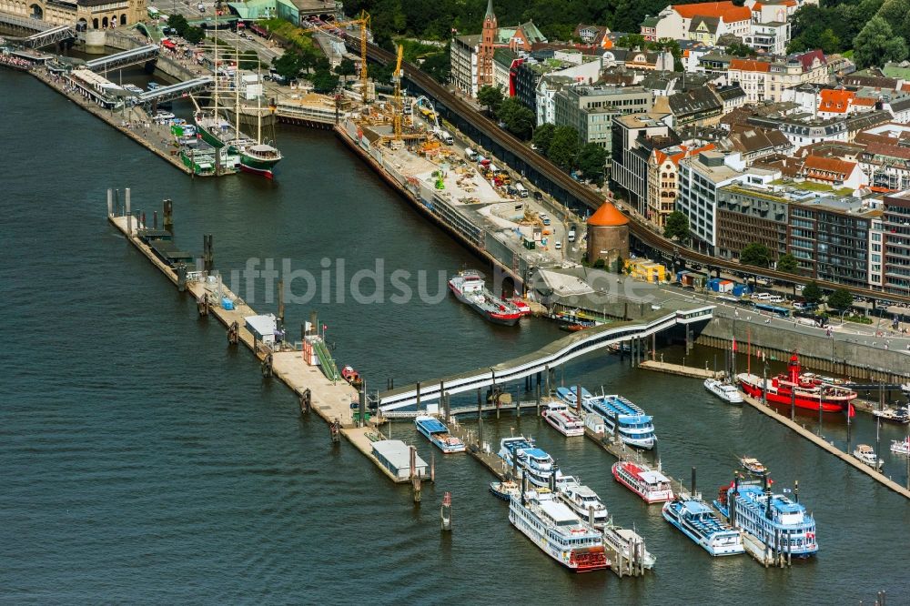 Hamburg aus der Vogelperspektive: Hafenanlagen am Ufer des Flußverlaufes der der Elbe in Hamburg, Deutschland