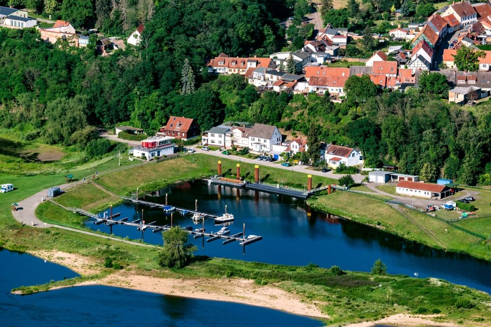 Luftbild Arneburg - Hafenanlagen am Ufer des Flußverlaufes der Elbe in Arneburg im Bundesland Sachsen-Anhalt, Deutschland