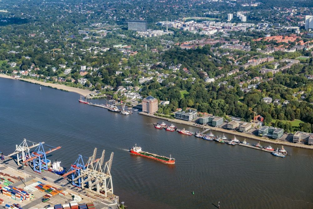 Luftbild Hamburg - Hafenanlagen am Ufer des Flußverlaufes der Elbe bei Neue Schlepperbrücke im Ortsteil Altonaer Fischmarkt in Hamburg, Deutschland