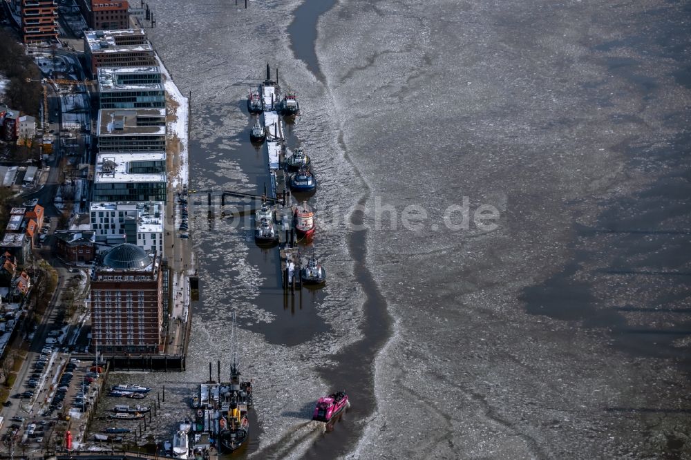 Luftaufnahme Hamburg - Hafenanlagen am Ufer des Flußverlaufes der Elbe bei Neue Schlepperbrücke im Ortsteil Altonaer Fischmarkt in Hamburg, Deutschland