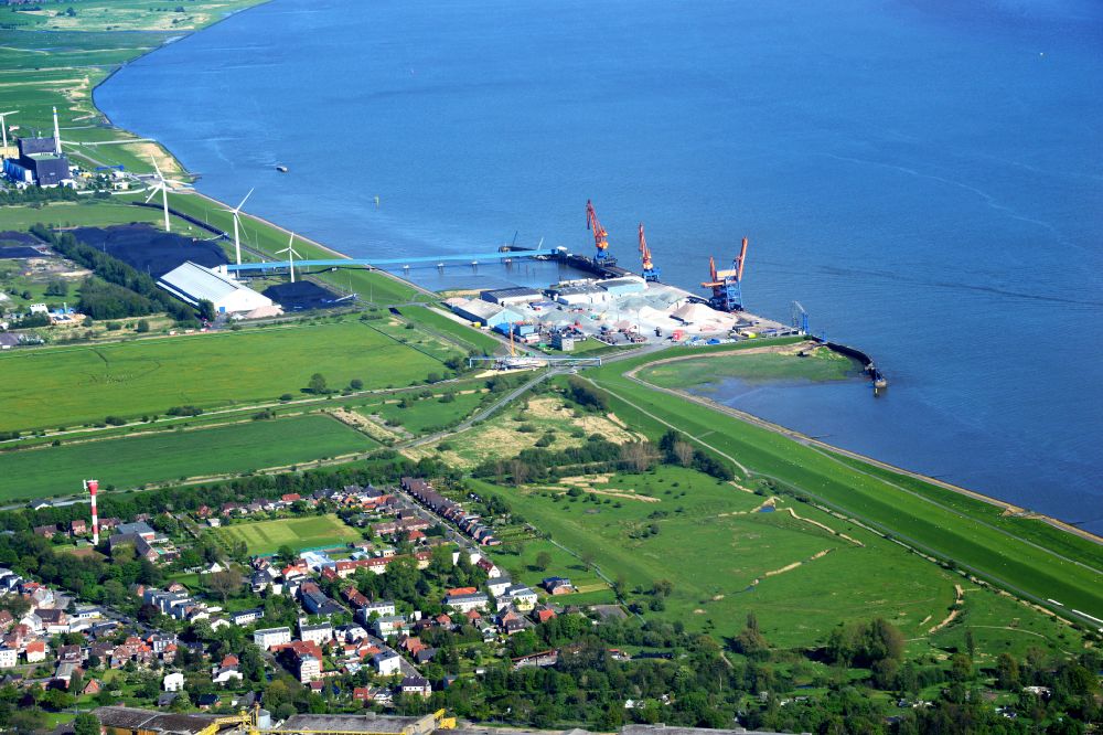 Brunsbüttel aus der Vogelperspektive: Hafenanlagen am Ufer des Flußverlaufes der Elbe in Brunsbüttel im Bundesland Schleswig-Holstein