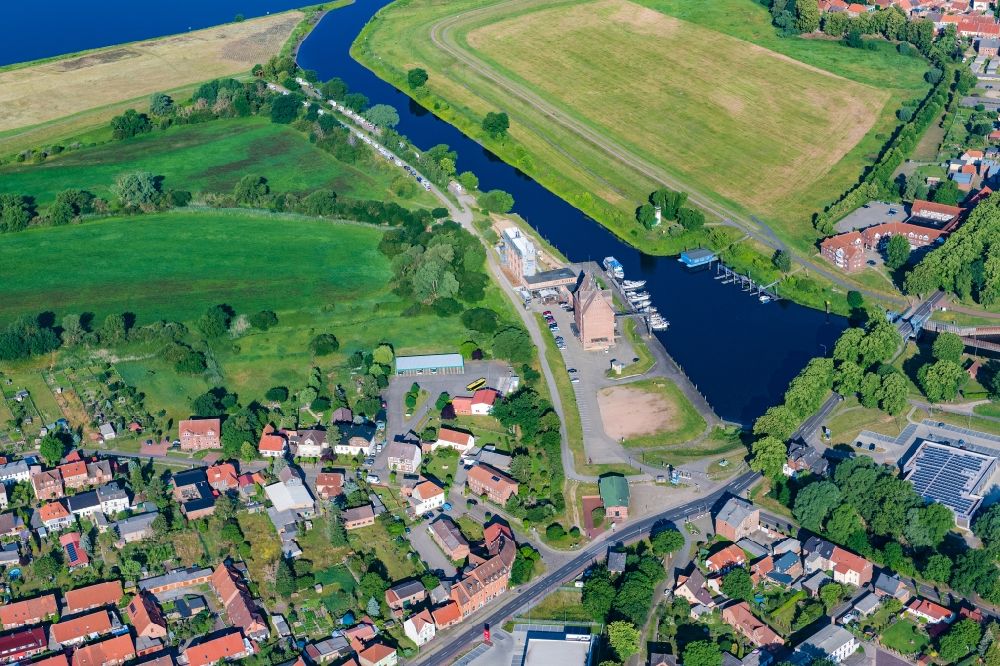 Dömitz von oben - Hafenanlagen am Ufer des Flußverlaufes der Elbe in Dömitz im Bundesland Mecklenburg-Vorpommern, Deutschland
