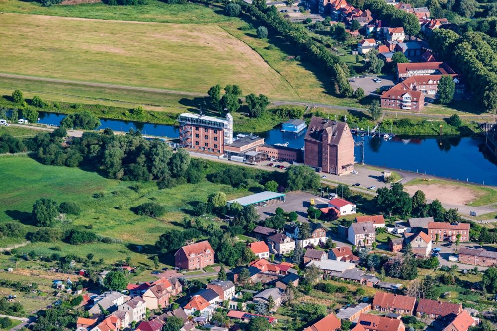 Dömitz aus der Vogelperspektive: Hafenanlagen am Ufer des Flußverlaufes der Elbe in Dömitz im Bundesland Mecklenburg-Vorpommern, Deutschland