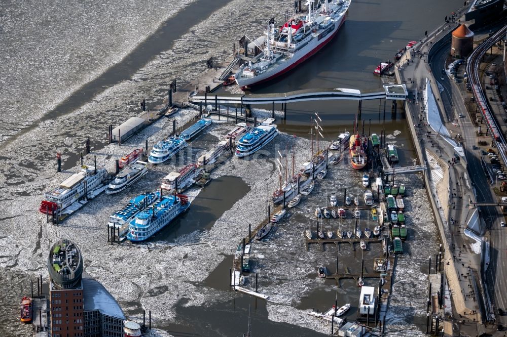 Luftaufnahme Hamburg - Hafenanlagen am Ufer des Flußverlaufes der Elbe in Hamburg, Deutschland