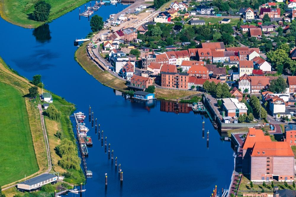 Luftbild Wittenberge - Hafenanlagen am Ufer des Flußverlaufes der Elbe in Wittenberge im Bundesland Brandenburg, Deutschland