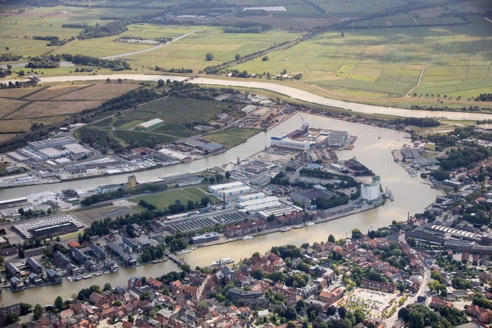 Luftaufnahme Leer (Ostfriesland) - Hafenanlagen am Ufer des Flußverlaufes der Leda und Ems in Leer (Ostfriesland) im Bundesland Niedersachsen, Deutschland