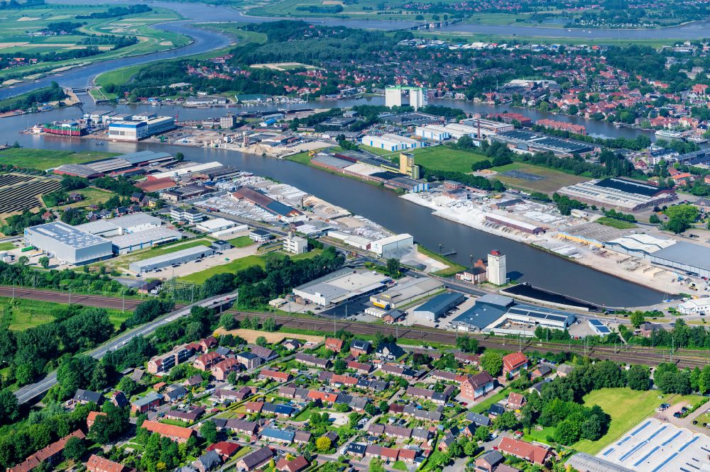 Luftbild Leer (Ostfriesland) - Hafenanlagen am Ufer des Flußverlaufes der Leda und Ems in Leer (Ostfriesland) im Bundesland Niedersachsen, Deutschland
