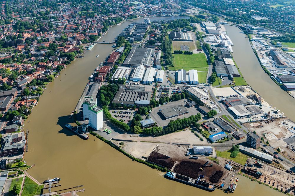 Luftaufnahme Leer (Ostfriesland) - Hafenanlagen am Ufer des Flußverlaufes der Leda und Ems in Leer (Ostfriesland) im Bundesland Niedersachsen, Deutschland