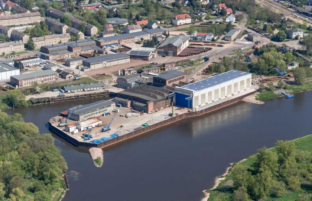 Luftbild Rosslau Elbe - Hafenanlagen am Ufer des Flussverlaufes der Mittelelbe in Rosslau Elbe im Bundesland Sachsen-Anhalt, Deutschland
