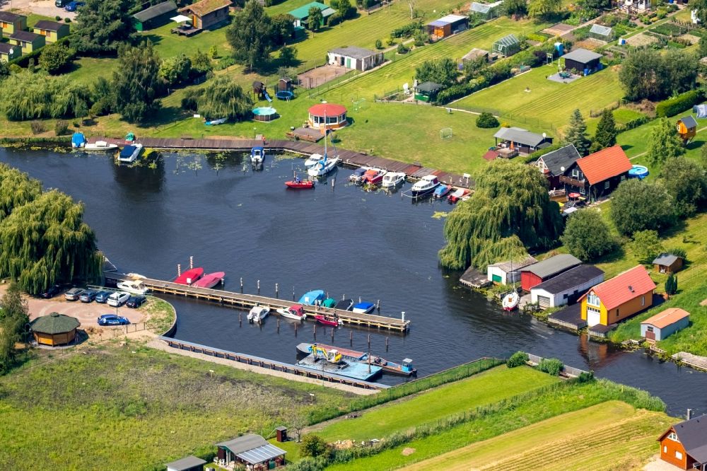 Luftbild Neukalen - Hafenanlagen am Ufer des Flußverlaufes der Peene in Neukalen im Bundesland Mecklenburg-Vorpommern