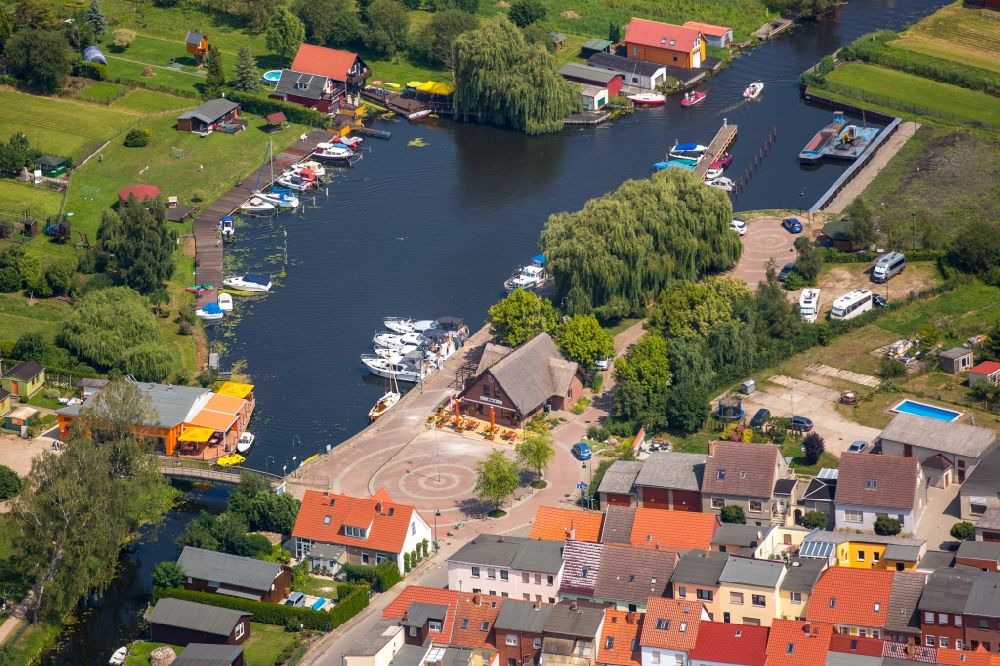 Neukalen aus der Vogelperspektive: Hafenanlagen am Ufer des Flußverlaufes der Peene in Neukalen im Bundesland Mecklenburg-Vorpommern