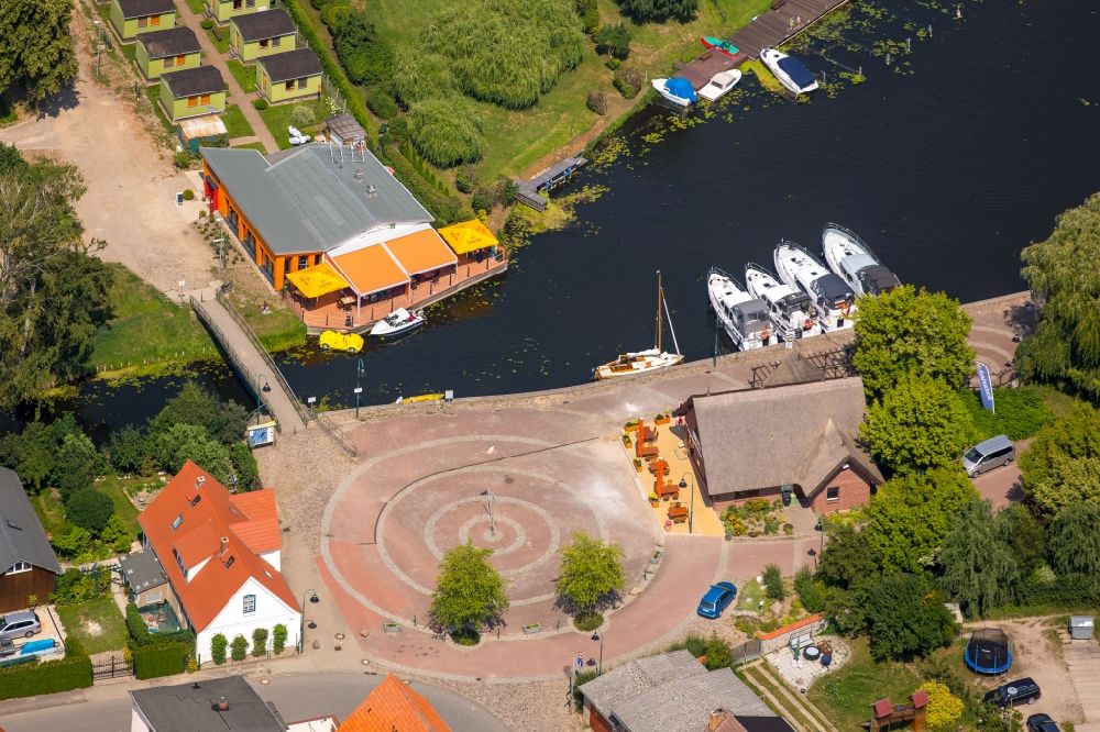 Luftaufnahme Neukalen - Hafenanlagen am Ufer des Flußverlaufes der Peene in Neukalen im Bundesland Mecklenburg-Vorpommern