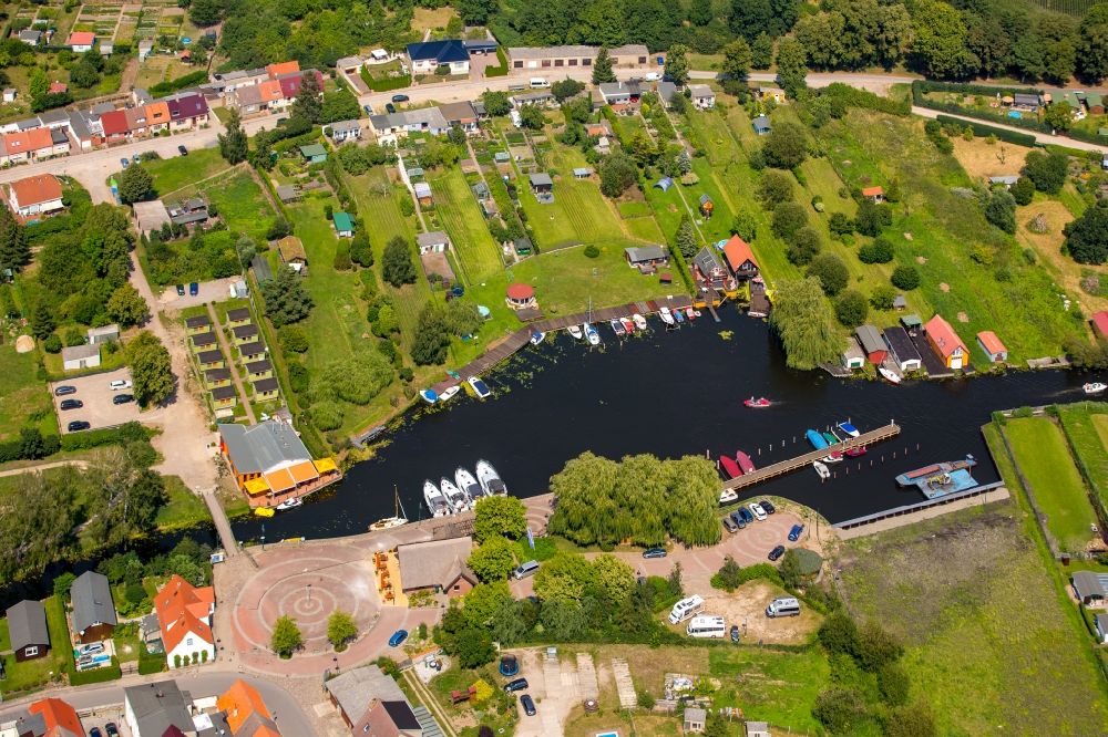 Neukalen von oben - Hafenanlagen am Ufer des Flußverlaufes der Peene in Neukalen im Bundesland Mecklenburg-Vorpommern