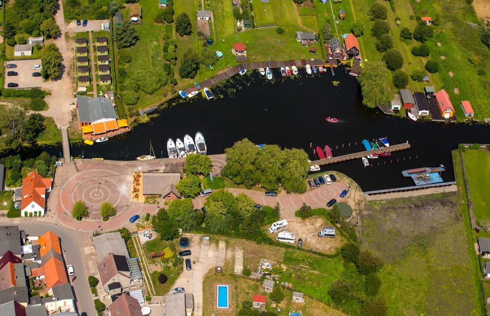 Neukalen aus der Vogelperspektive: Hafenanlagen am Ufer des Flußverlaufes der Peene in Neukalen im Bundesland Mecklenburg-Vorpommern