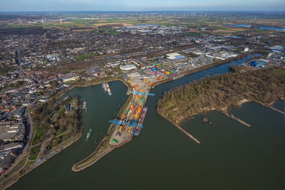 Luftaufnahme Emmerich am Rhein - Hafenanlagen am Ufer des Flußverlaufes des Rhein in Emmerich am Rhein im Bundesland Nordrhein-Westfalen, Deutschland