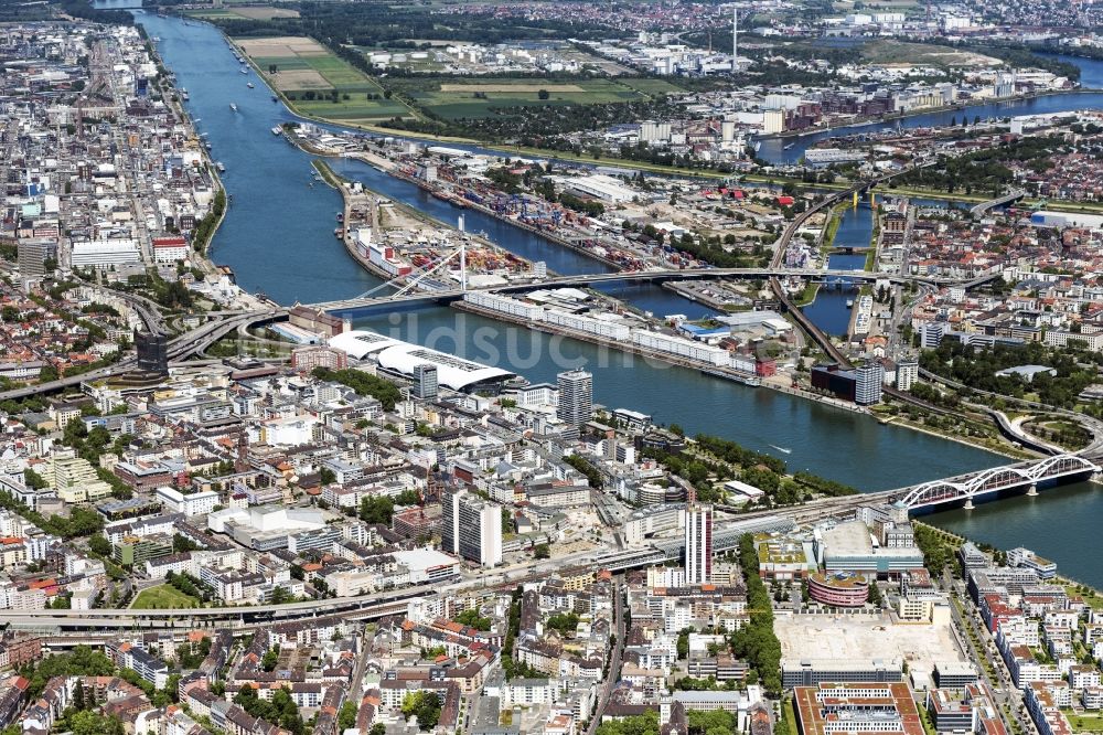 Mannheim aus der Vogelperspektive: Hafenanlagen am Ufer des Flußverlaufes der Rhein in Mannheim im Bundesland Baden-Württemberg, Deutschland