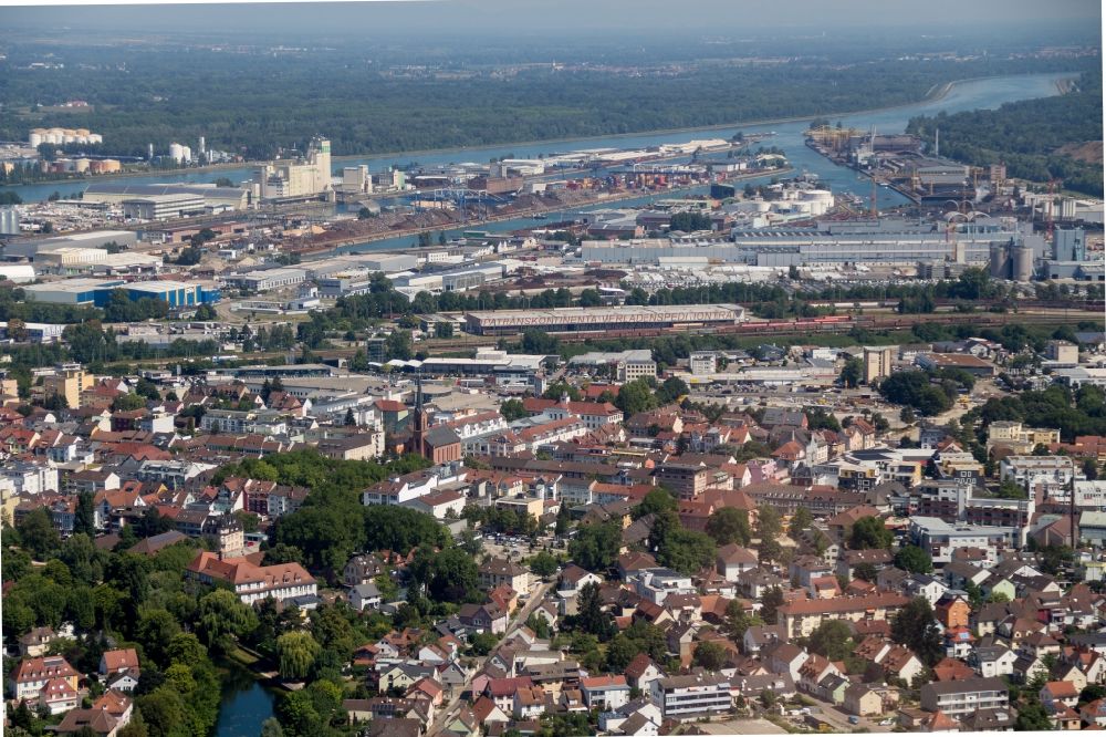 Luftbild Strasbourg - Straßburg - Hafenanlagen am Ufer des Flußverlaufes des Rhein in Strasbourg - Straßburg in Grand Est, Frankreich