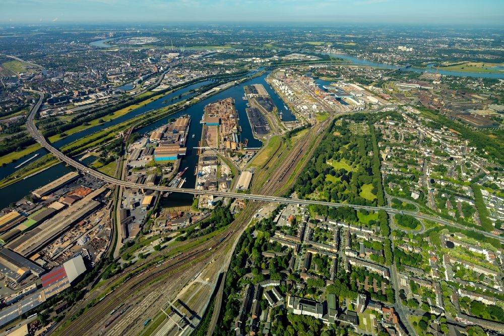 Luftaufnahme Duisburg - Hafenanlagen am Ufer des Flußverlaufes der Ruhr im Ortsteil Ruhrort in Duisburg im Bundesland Nordrhein-Westfalen, Deutschland